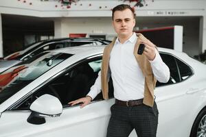 joven hombre con el llaves a el coche. foto