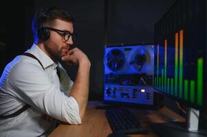 secreto agente escucha en el carrete cinta grabadora. oficial intervención a la línea telefónica en auriculares foto