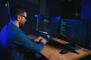 programador trabajando a escritorio en oficina foto