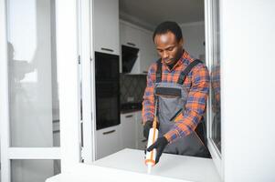 africano Servicio hombre instalando ventana foto