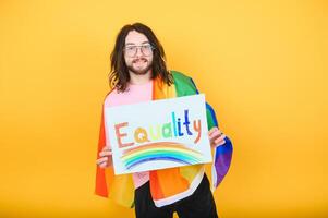 atractivo gay caucásico hombre participación un protesta firmar durante un lgbt orgullo desfile. igualdad. foto