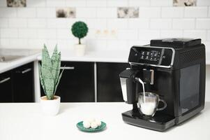 moderno café máquina en mesa en cocina foto