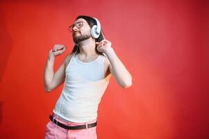 alegre gay hombre escuchando música. foto