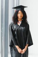 emocionado africano americano mujer a su graduación. foto