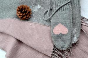 invierno de lana textil. bufanda y mitones en el nieve. hermosa invierno antecedentes. frío estación. foto