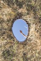 un mujer mano en reflexión de el espejo. foto