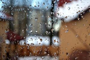 lluvioso día. el ventana en el lluvia gotas. lluvioso clima. foto