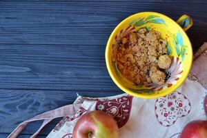 Granola y manzanas en el mesa en el cocina. sano comida foto