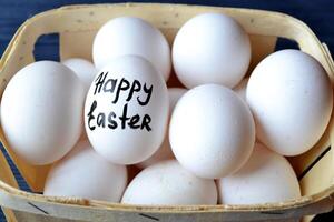 huevos en un cesta en el de madera Clásico mesa. contento Pascua de Resurrección día. Pascua de Resurrección fondo foto