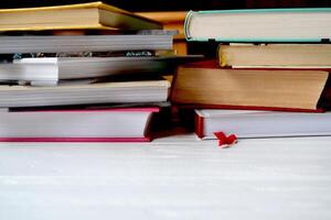 libros en el blanco escritorio. foto