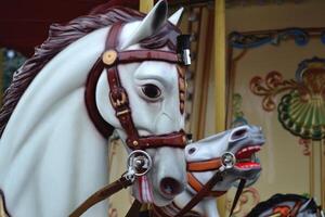 Clásico europeo carrusel en un parque. alegre Vamos redondo caballos. retro estilo carrusel. foto