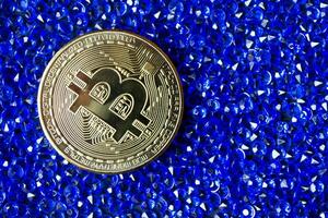 dorado bitcoin en el azul joyas. foto