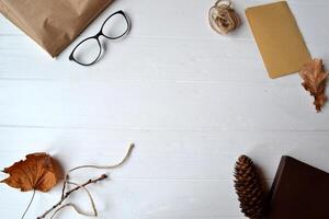 arte papel, soga, caja y los anteojos en el blanco de madera antecedentes. taller herramientas. foto