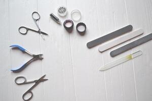 herramientas para manicura. manicura tijeras en el blanco antecedentes. foto