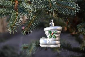 el juguete en el pino. Navidad decoración. foto