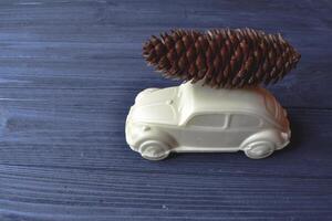 juguete coche con cono en el techo. decoración en el oscuro azul de madera antecedentes. foto
