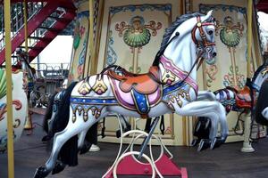 Clásico europeo carrusel en un parque. alegre Vamos redondo caballos. retro estilo carrusel. foto