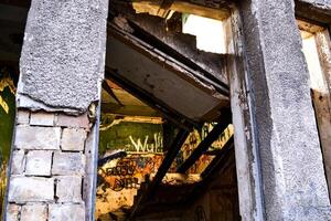 antiguo destruido edificio. abandonado edificio foto