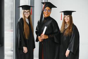 retrato de multirracial graduados participación diploma foto