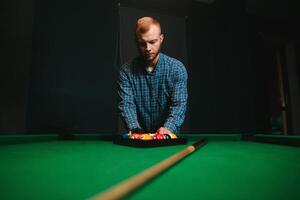 rojo pelota y snooker jugador, hombre jugar snooker foto