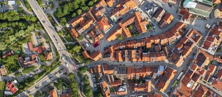 aéreo ver desde zumbido a el antiguo histórico medieval pueblo foto