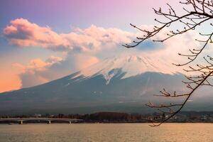 hermosa puesta de sol y nubes ver de montar fuji a lago kawaguchi, yamanashi, Japón. foto