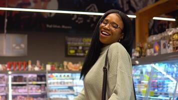 sorridente menina enquanto compras dentro a supermercado video