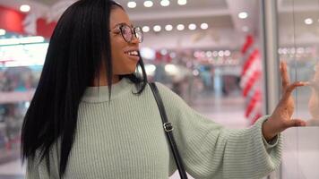 sorridente africano americano ragazza mentre shopping nel il supermercato video