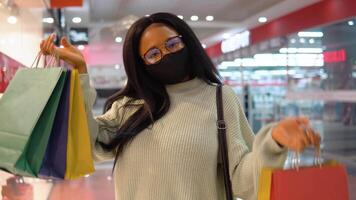 niña en un máscara tiene compras en el supermercado video