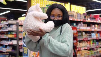 menina dentro uma mascarar tem compras dentro a supermercado video