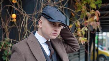 portret van een elegant zakenman in bruin jas en hoed Aan houten achtergrond Aan straat video