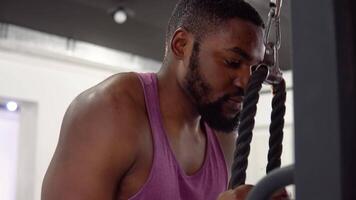 noir homme faire des exercices dans le salle de sport. en bonne santé mode de vie concept video