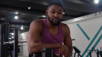 afrikanisch amerikanisch Mann suchen beim das Kamera im das Fitnessstudio video