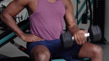 afrikansk amerikan man i de Gym. friska livsstil begrepp video
