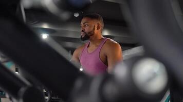 noir homme faire des exercices dans le salle de sport. la musculation concept video