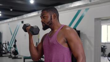 negro hombre rutina de ejercicio en el gimnasio video