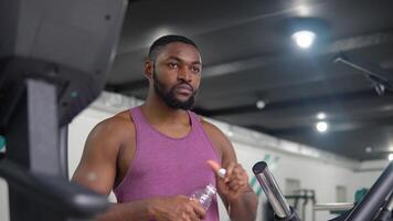 afrikansk amerikan man dricka vatten efter Träning i de Gym video
