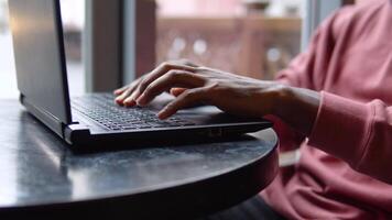 homem trabalhando com a computador portátil dentro a restaurador. fechar-se do uma do homem mão video