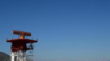 telecomunicaciones Radar en un torre girando un soleado día video