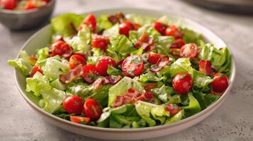 ai generado un ligero y crujiente ensalada con iceberg lechuga, Cereza Tomates, tocino, y un cremoso rancho vendaje foto