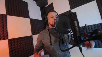 Vokal Aufzeichnung Session im Klang Studio, ein streben männlich Sänger Aufzeichnung Musik- im ein Schallschutz Studio mit Fachmann Audio- Ausrüstung video