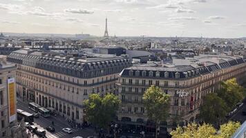 Parijs, Frankrijk 29.09.2023 Parijse panorama met eiffel toren, de iconisch eiffel toren staat hoog temidden van de Parijs horizon, gevangen genomen van een verhoogd gezichtspunt Aan een Doorzichtig dag. video