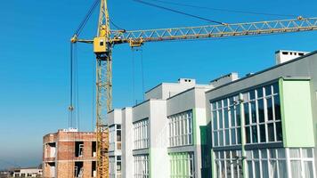 trabajo de un construcción grua en el construcción de un de varios pisos edificio. video