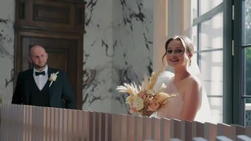 une vue de le la mariée et jeune marié à une photo session dans le hôtel, une la mariée et jeune marié partager une serein moment ensemble, avec une concentrer sur le de la mariée radiant sourire. video