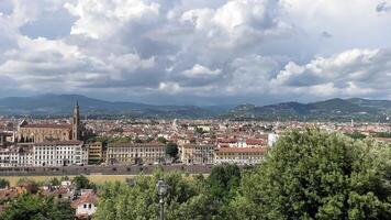 florencia, Italia 28.02.2024 panorámico horizonte de florencia, panorámico ver de florencia con el famoso basílica Papa Noel croce y toscano colinas en el antecedentes video