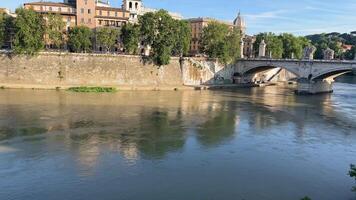 toneel- visie van Ponte vittorio emanuele ii in Rome, de Ponte vittorio emanuele ii brug over- de tiber rivier- met rome's historisch architectuur in de achtergrond. video