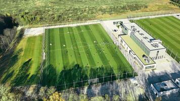 aéreo Visão do futebol Treinamento sessão, Careca Visão do uma futebol Treinamento sessão dentro progresso em uma exuberante verde campo. video