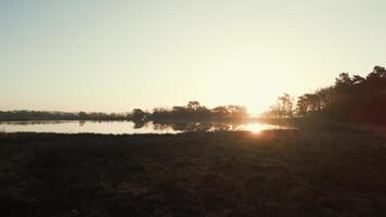 antenn se av en sjö på solnedgång video