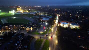 hög vinkel se av upplyst central welwyn trädgård stad av England bra storbritannien på natt. Mars 1:a, 2024 video