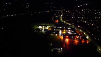 alto angolo Visualizza di illuminato centrale welwyn giardino città di Inghilterra grande Gran Bretagna a notte. marzo 1°, 2024 video